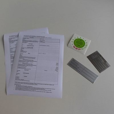 Bild von Abnahmeprotokoll mit Abgasmarke und Typenschilder